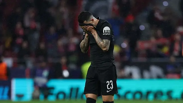 乐鱼体育-全员卧底？热刺欧冠离大谱 开场22分钟4次失误送礼 22岁门将获0分